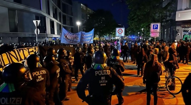 В Берлине ночью протестующие спровоцировали столкновения с полицией