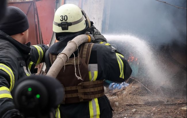 В квартире в Киеве произошел пожар, вылетели окна: вероятная причина &#8212; взрыв туристического газового баллона