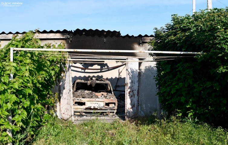 В селе под Николаевом сгорели дом с гаражом и авто: обнаружены тела двух человек