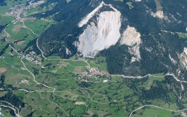 Жителям села в Швейцарии приказали немедленно выселиться: на поселком скоро обвалится гора