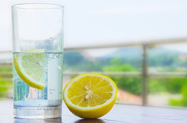 Хорошо для почек, но хуже для эмали зубов: польза и вред для здоровья от воды с лимоном