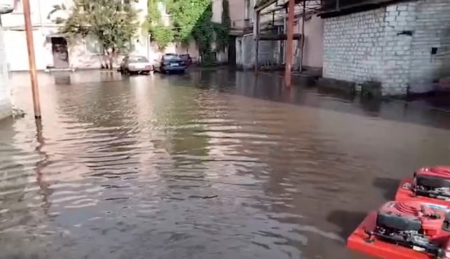 В Запорожье прошел сильный ливень: дороги затопило, упало несколько деревьев