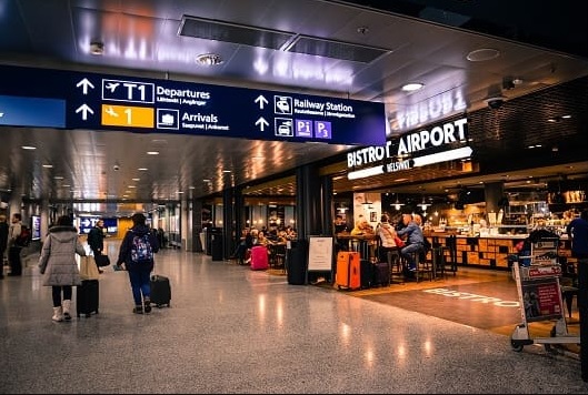 В европейских аэропортах будут отменять авиарейсы: не хватает персонала и ожидаются забастовки