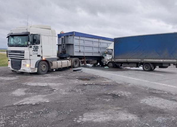 В пригороде Харькова столкнулись два грузовика: на дорогу вылился ацетон