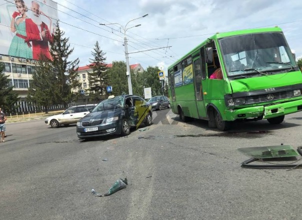 В Харькове столкнулись маршрутка и легковушка: пострадал мужчина