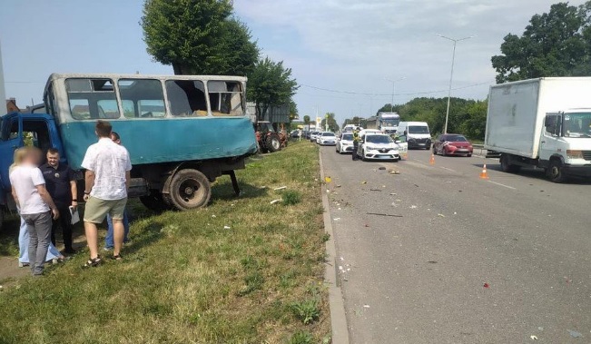 В Виннице &#8212; ДТП с маршруткой и грузовиком, 15 пострадавших
