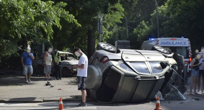 В Николаеве &#8212; ДТП с двумя авто: Renault перевернулся, двое пострадавших