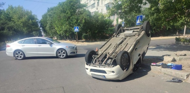В Николаеве в результате ДТП перевернулось авто Daewoo Matiz: женщину увезли на скорой
