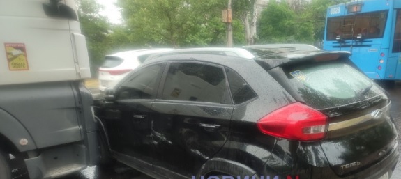Седельный тягач в Николаеве столкнулся с авто Chery: водитель фуры неудачно перестроился в правый ряд