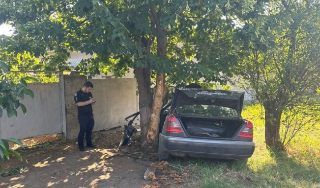 В Одесской области автомобиль врезался в дерево: мужчину и подростка отправили в реанимацию