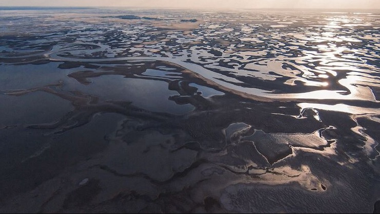 Остались грязь и ил: появились фото высохшего Каховского водохранилища и разбитой дамбы ГЭС
