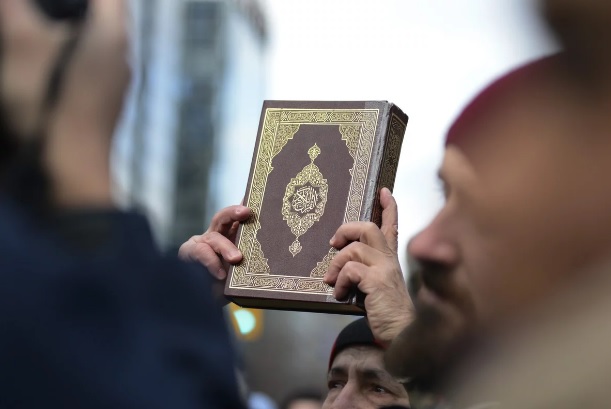 В Швеции на разрешенной полицией акции жгли Коран и осквернили его свининой