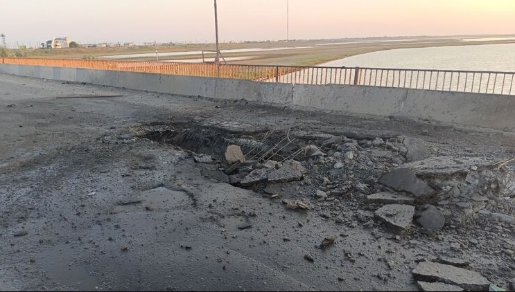 В Крыму сообщили о ракетном ударе по мосту в Чонгаре
