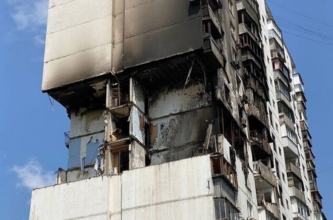 Спасатели эвакуируют жителей дома в Киеве, где вчера произошел взрыв
