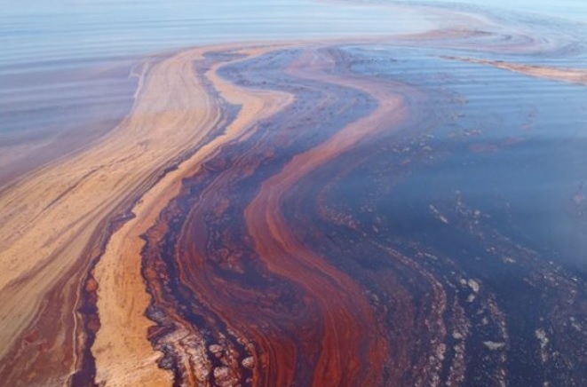 У берегов Швеции на мель сел паром, в море вытекли топливо и нефть