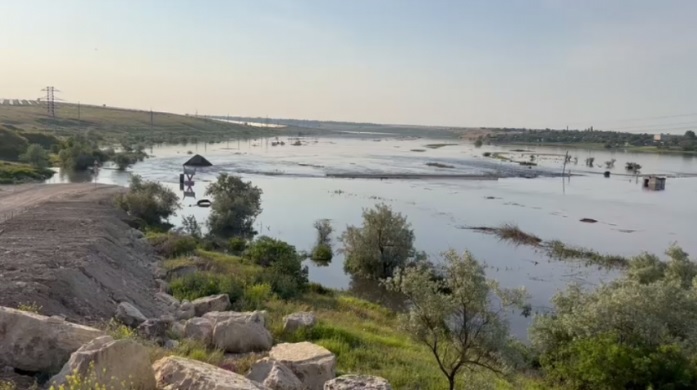 Подрыв Каховской ГЭС: вода затопила Николаевщину, один мост разрушен