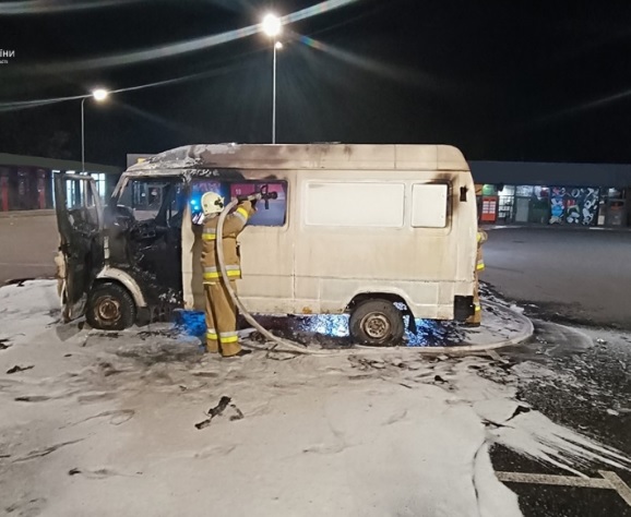 В Николаеве ночью горел микроавтобус Mercedes-Benz