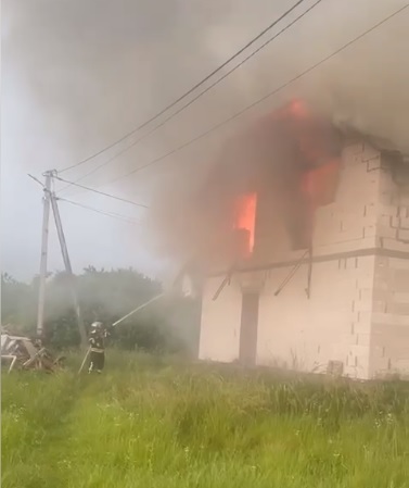 Под Киевом горел новый жилой дом: в здание попала молния