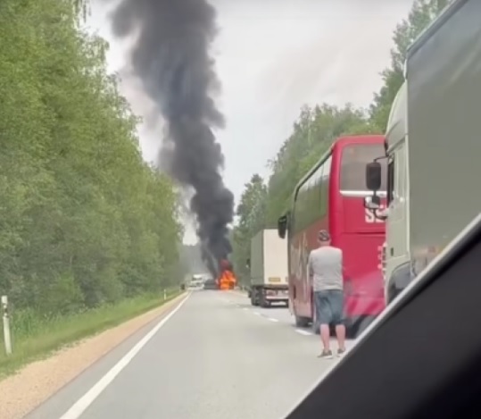 Загорелись тягач Scania с прицепом и военная техника: в Латвии произошел масштабный пожар, пострадали двое военных