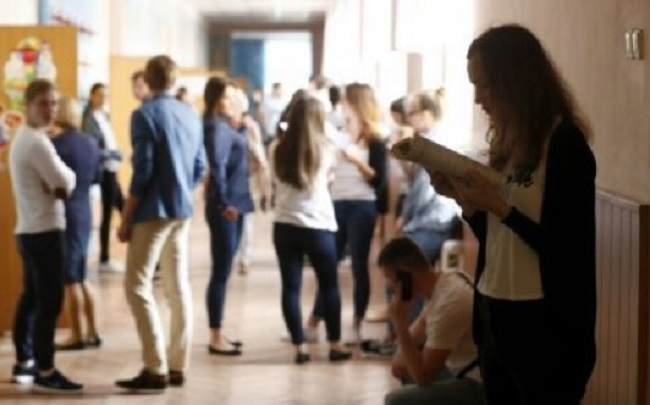 В МОН Украины ответили, на какой срок будут выпускать студентов за границу