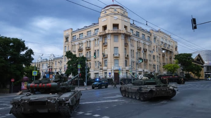 В Ростове военный штаб окружили танки, в Подмосковье перекрывают дороги – росСМИ