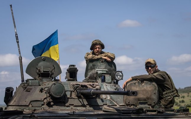 Украинские военные подняли флаг над селом Работино