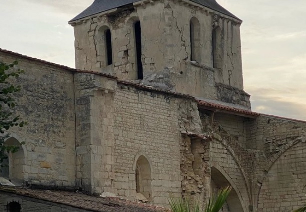 Запад Франции всколыхнуло землетрясение магнитудой почти 6 баллов: в стенах старинных храмов появились трещины