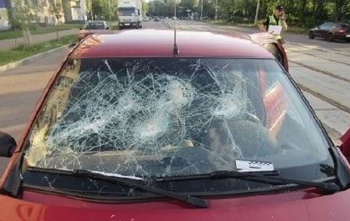 В Киеве ранее судимый крушил арматурой автомобиль, в котором сидела испуганная женщина