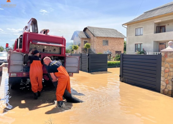 Дождями залило Ивано-Франковскую область: подтоплены более 220 домохозяйств и 8 жилых домов