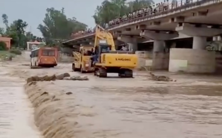 Автобус с индийцами застрял в реке: людей эвакуировали на ковше экскаватора