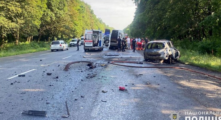 20 пассажиров госпитализированы, один водитель погиб: в Хмельницкой области &#8212; ДТП с маршруткой и легковушками