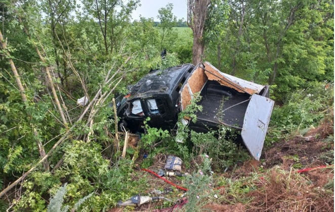В Николаевской области «Ниссан» слетел в кювет: женщину из авто вырезали спасатели