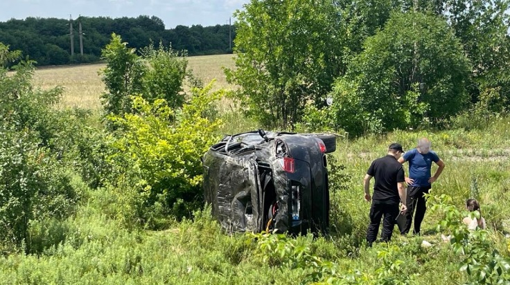 В Одесской области перевернулся Porsche Cayenne с женщиной-водителем и чужими номерами: 3 пострадавших