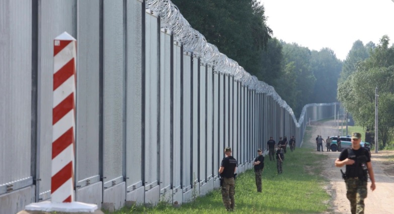 Чтобы остановить нелегалов: более 100 польских пограничников отправили дежурить на границу с Беларусью 