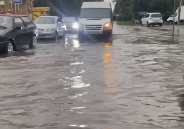 В Харькове затоплены улицы в результате обильного ливня