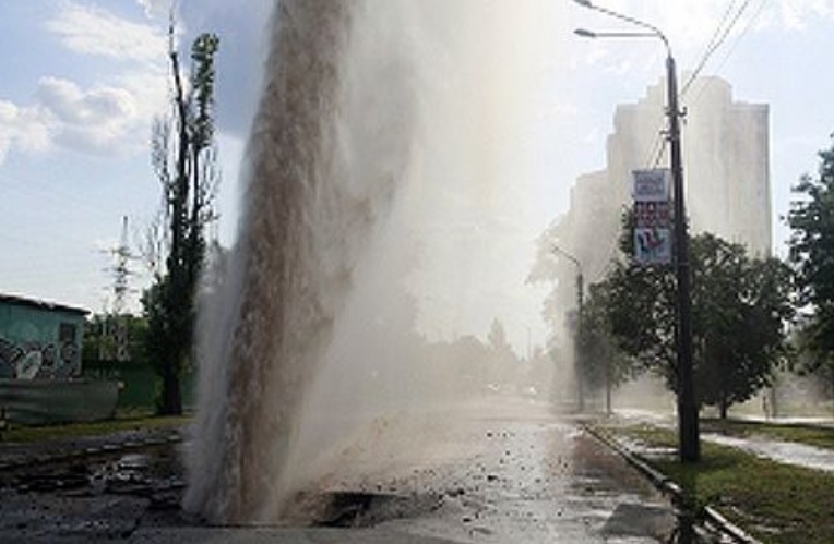 В Киеве посреди дороги образовался фонтан из воды