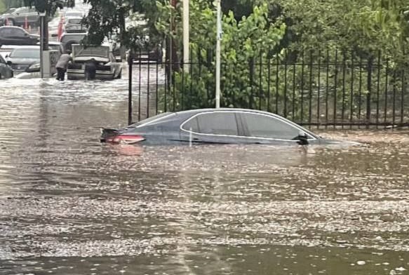 Киев затопило после ливня: вода не уходит с улиц, повреждены автомобили, в КГГА оправдываются &#8212; соцсети