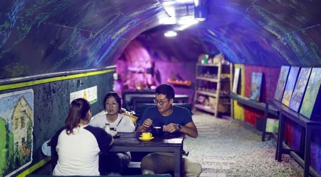 В Китае уже жара +40 градусов: люди спасаются в бомбоубежищах, где есть рестораны и кондиционеры