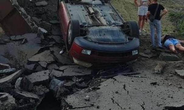 На Закарпатье обрушился мост вместе с автомобилями, есть пострадавшие