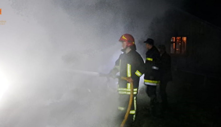 В Киеве в Дарницком районе горел склад со стройматериалами, есть пострадавший