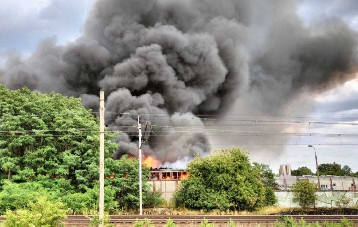 В Польше уже второй день горит склад с опасными химикатами