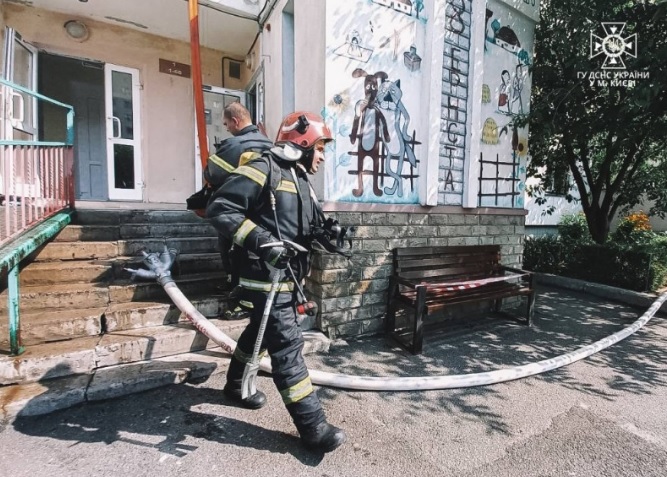 В Киеве в многоэтажке на месте пожара нашли труп человека