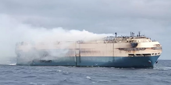В Севером море на судне, транспортирующем 3000 авто, начался пожар: известно о погибших и раненых