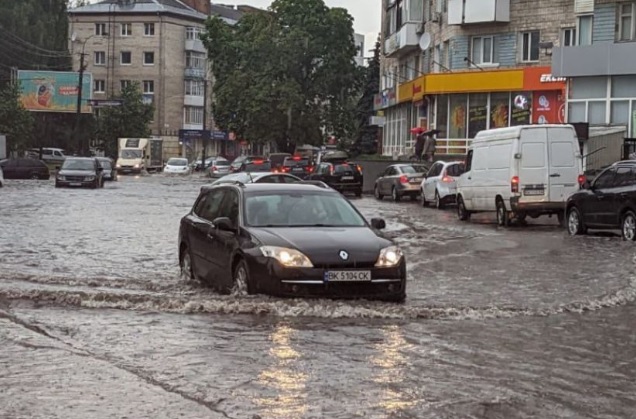 Ровно затопило из-за сильного ливня: часть города без света, остановился электротранспорт