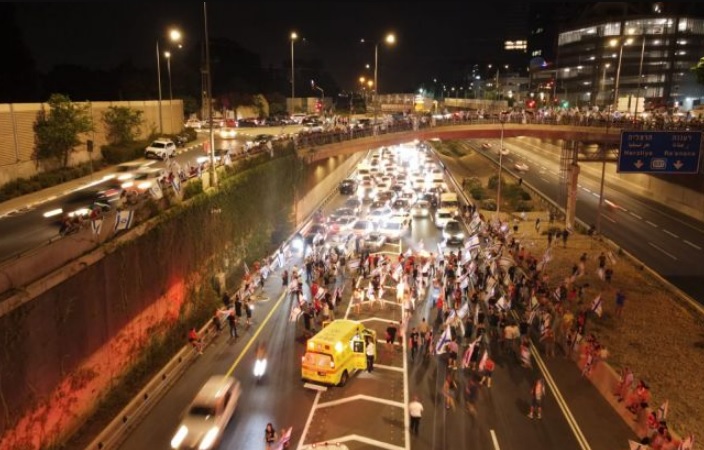 В Тель-Авиве снова протестовали против судебной реформы и блокировали улицы: полиция применила водометы