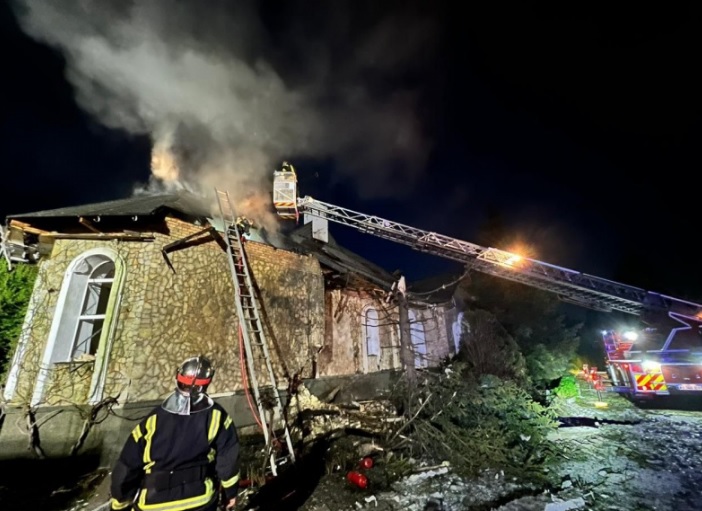 В ходе атаки дронов РФ в Киевской области загорелся частный дом