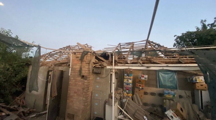 Разрушены более 20 домов, 3 газопровода, теплицы и авто, есть раненые: РФ обстреляла Днепропетровщину