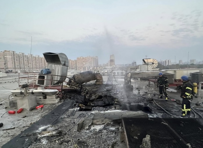 Не менее двух погибших, 3 раненых: в двух районах Киева обломки ракет и дронов РФ упали на здания  
