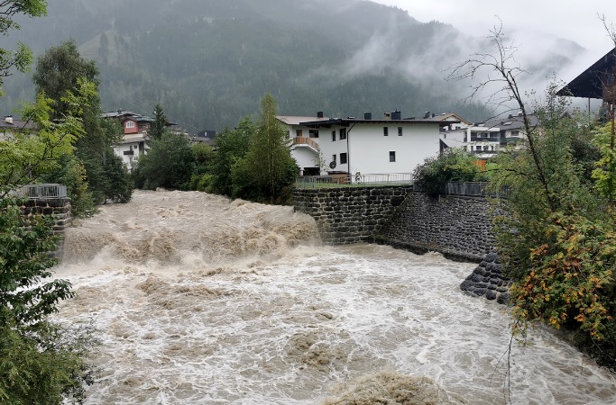 Северная Европа готовится к штормовым ветрам и наводнениям: непогода идет с востока