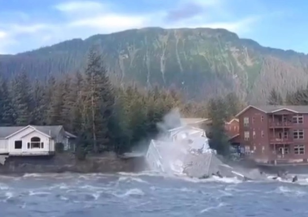 Дом на Аляске рухнул в реку, в которой воды стало больше из-за таяния ледника